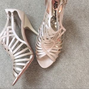 🌷Ivory silk heels. Size 8